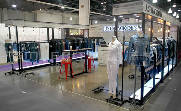 信可威國外展臺設(shè)計搭建現(xiàn)場圖